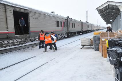 Вокзал города Лабытнанги. На снимке: разгрузка почты на станции Лабытнанги.