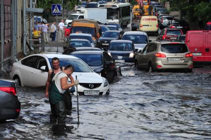 В Москве прошел сильный ливень. На снимке: лужи на ул. Лобачика в Сокольниках.