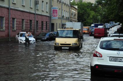 В Москве прошел сильный ливень. На снимке: лужи на ул. Лобачика в Сокольниках.