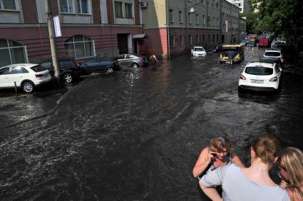 В Москве прошел сильный ливень. На снимке: лужи на ул. Лобачика в Сокольниках.