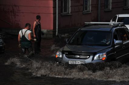 В Москве прошел сильный ливень. На снимке: лужи на ул. Лобачика в Сокольниках.