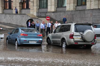 В Москве прошел сильный ливень. На снимке: лужи на ул. Лобачика в Сокольниках.