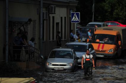 В Москве прошел сильный ливень. На снимке: лужи на ул. Лобачика в Сокольниках.