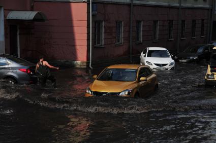 В Москве прошел сильный ливень. На снимке: лужи на ул. Лобачика в Сокольниках.