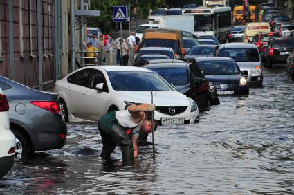 В Москве прошел сильный ливень. На снимке: лужи на ул. Лобачика в Сокольниках.