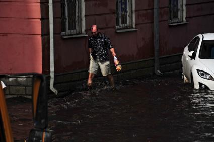 В Москве прошел сильный ливень. На снимке: лужи на ул. Лобачика в Сокольниках.