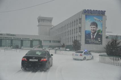 Виды Грозного. На снимке: въезд на территорию аэропорта.