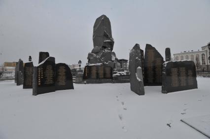 Виды Грозного. На снимке: мемориал памяти погибших в борьбе с международным терроризмом на площади Ахмата Кадырова.