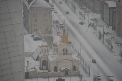 Виды Грозного. Панорама на город с одной из башен торгово-развлекательного центра `Грозный-Сити`. Православная церковь.