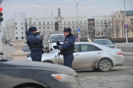 Виды Грозного. На снимке: сотрудники ДПС во время дежурства.