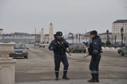 Виды Грозного. На снимке: сотрудники правоохранительных органов во время дежурства.