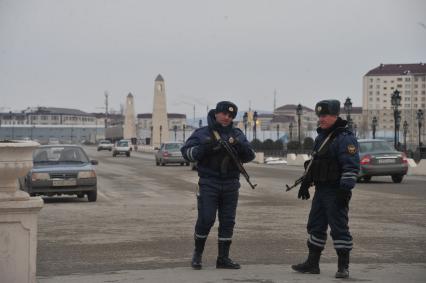 Виды Грозного. На снимке: сотрудники правоохранительных органов во время дежурства.