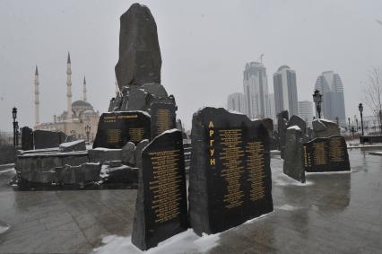 Виды Грозного. На снимке: мемориал памяти погибших в борьбе с международным терроризмом на площади Ахмата Кадырова; на заднем фоне торгово-развлекательный центр `Грозный-Сити` и мечеть `Сердце Чечни` имени Ахмата Кадырова.