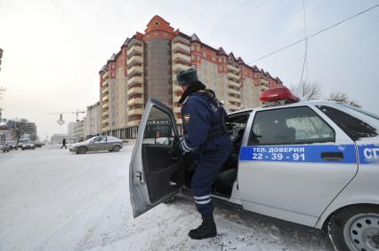 Сотрудник ДПС во время дежурства на улице города.