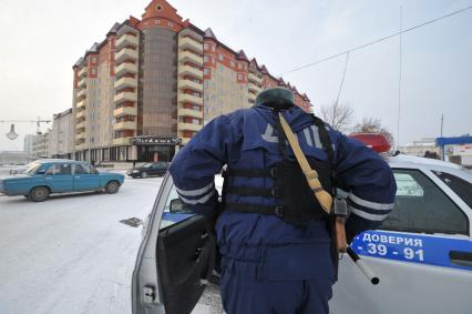 Сотрудник ДПС во время дежурства на улице города.