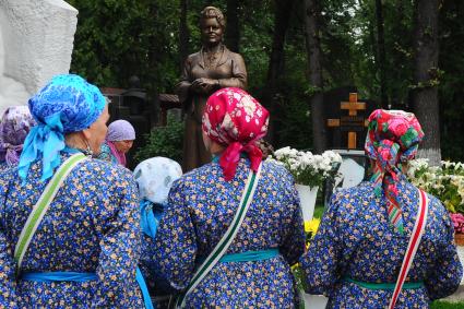 Новодевичье кладбище. Памятник на могиле Людмилы Зыкиной. На снимке: участницы фольклорного коллектива `Бурановские бабушки` у могилы певицы.