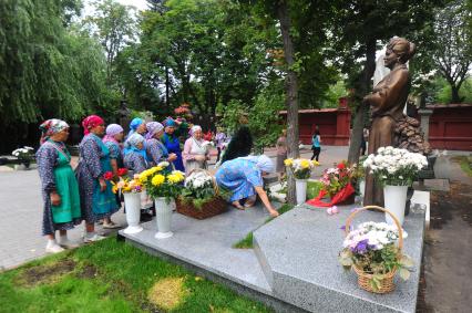 Новодевичье кладбище. Памятник на могиле Людмилы Зыкиной. На снимке: участницы фольклорного коллектива `Бурановские бабушки` у могилы певицы.