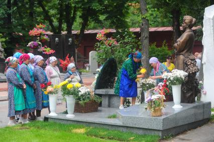 Новодевичье кладбище. Памятник на могиле Людмилы Зыкиной. На снимке: участницы фольклорного коллектива `Бурановские бабушки` у могилы певицы.