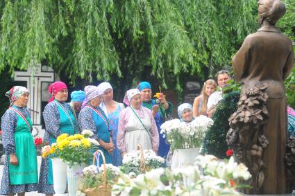 Новодевичье кладбище. Памятник на могиле Людмилы Зыкиной. На снимке: участницы фольклорного коллектива `Бурановские бабушки` у могилы певицы.