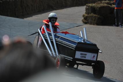 Велодорога в Крылатском . Гонки на тарантасах `Red Bull Soapbox Race`. На снимке: участники соревнования.