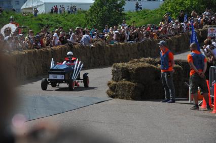 Велодорога в Крылатском . Гонки на тарантасах `Red Bull Soapbox Race`. На снимке: участники соревнования.