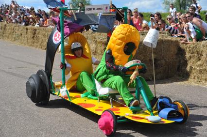 Велодорога в Крылатском . Гонки на тарантасах `Red Bull Soapbox Race`. На снимке: участники соревнования.