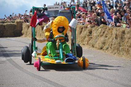 Велодорога в Крылатском . Гонки на тарантасах `Red Bull Soapbox Race`. На снимке: участники соревнования.