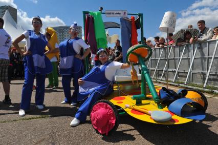 Велодорога в Крылатском . Гонки на тарантасах `Red Bull Soapbox Race`. На снимке: участники соревнования.