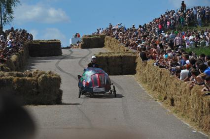 Велодорога в Крылатском . Гонки на тарантасах `Red Bull Soapbox Race`. На снимке: участники соревнования.