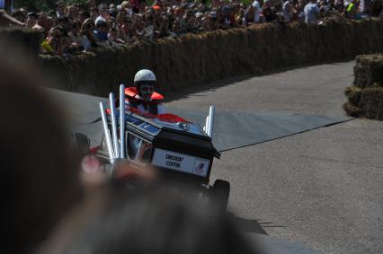 Велодорога в Крылатском . Гонки на тарантасах `Red Bull Soapbox Race`. На снимке: участники соревнования.