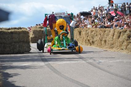 Велодорога в Крылатском . Гонки на тарантасах `Red Bull Soapbox Race`. На снимке: участники соревнования.