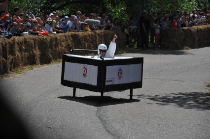 Велодорога в Крылатском . Гонки на тарантасах `Red Bull Soapbox Race`. На снимке: участники соревнования.