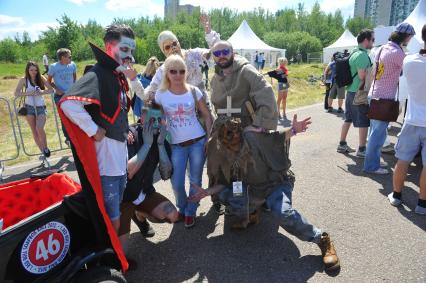 Велодорога в Крылатском . Гонки на тарантасах `Red Bull Soapbox Race`. На снимке: участники соревнования.