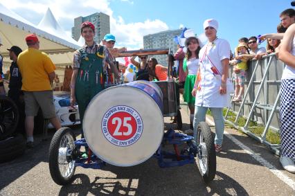 Велодорога в Крылатском . Гонки на тарантасах `Red Bull Soapbox Race`. На снимке: участники соревнования.