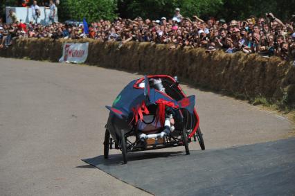 Велодорога в Крылатском . Гонки на тарантасах `Red Bull Soapbox Race`. На снимке: участники соревнования.