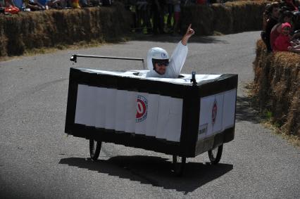 Велодорога в Крылатском . Гонки на тарантасах `Red Bull Soapbox Race`. На снимке: участник соревнования.