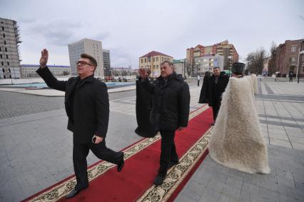 Государственный театрально-концертном зале г. Грозного. VII Международный конкурс журналистов `Золотое перо`, посвященного памяти Ахмат-Хаджи Кадырова. На снимке: народный артист РФ Владимир Березин (слева) и заместитель редактора отдела международной и внутренней политики КП Александр Гамов  (в центре) перед началом церемонии награждения.