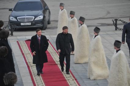 Государственный театрально-концертном зале г. Грозного. VII Международный конкурс журналистов `Золотое перо`, посвященного памяти Ахмат-Хаджи Кадырова. На снимке: заместитель председателя правительства РФ, полномочный представитель президента РФ в СКФО Александр Хлопонин (слева) и глава Чеченской Республики Рамзан Кадыров перед началом церемонии  награждения.