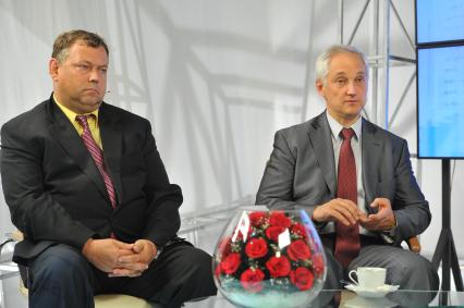ИД `Комсомольская правда`. Директор Департамента торговых переговоров Минэкономразвития России Максим Медведков и министр экономического развития РФ Андрей Белоусов (слева направо).
.