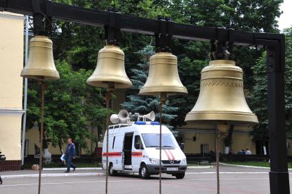 Микроавтобус с  системой оповещения на крыше.