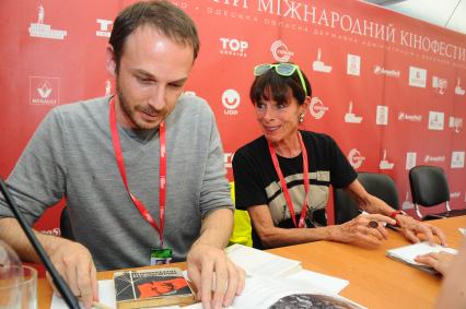 Одесский международный кинофестиваль. На снимке: актриса Джеральдин Чаплин и внук режиссера Чарли Систоварис.