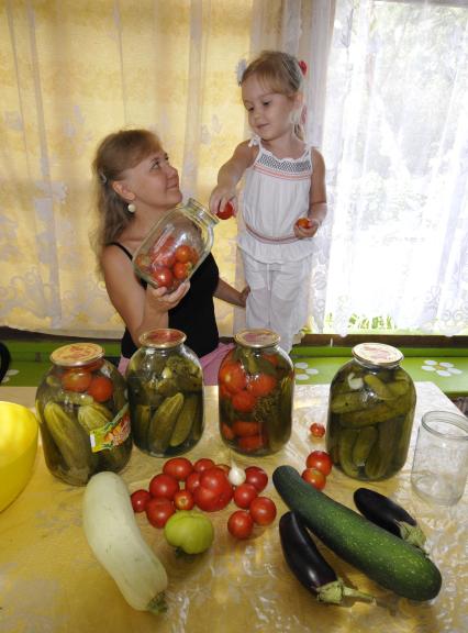 Консервирование. На снимке: заготовка соленых и маринованных овощей на зиму.