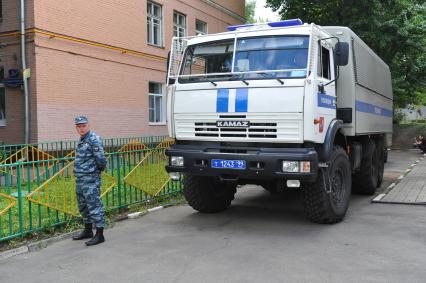 Замоскворецкий районный суд. Слушания по делу Расула Мирзаева, обвиняемого в причинении смерти по неосторожности. На снимке: автомобиль для перевозки заключённых и сотрудник правохранительных органов.