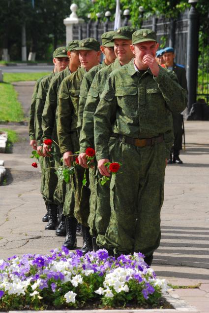 27 июня 2012 года в Туле состоялись торжественные проводы новобранцев, для службы на крейсере `Варяг`, тихоокеанского флота. На снимке: солдаты с цветами перед возложением цветов к памятнику.