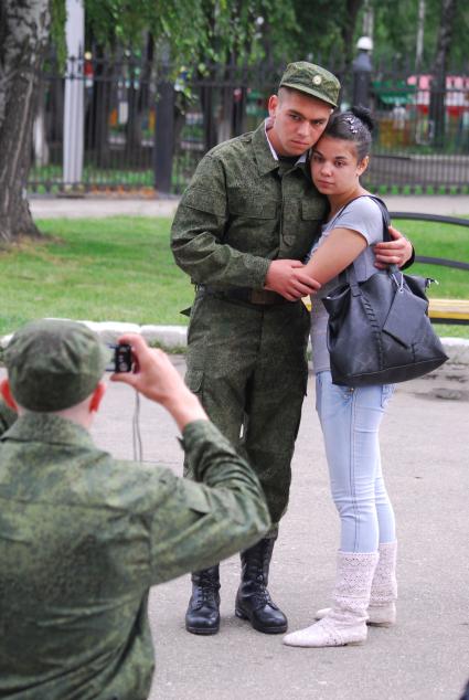 27 июня 2012 года в Туле состоялись торжественные проводы новобранцев, для службы на крейсере `Варяг`, тихоокеанского флота. На снимке: солдата провожает любимая девушка.