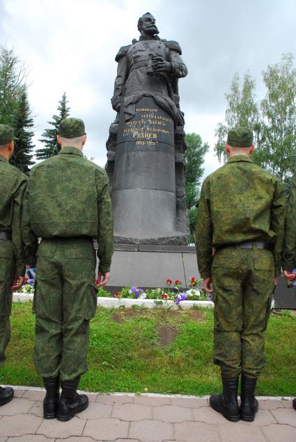 27 июня 2012 года в Туле состоялись торжественные проводы новобранцев, для службы на крейсере `Варяг`, тихоокеанского флота. На снимке: Солдаты стоят перед памятником легендарному командиру крейсера `Варяг` Всеволоду Федоровичу Рудневу.