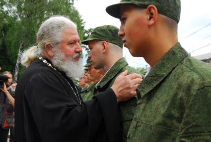 27 июня 2012 года в Туле состоялись торжественные проводы новобранцев, для службы на крейсере `Варяг`, тихоокеанского флота. На снимке: Священник провожает солдат.