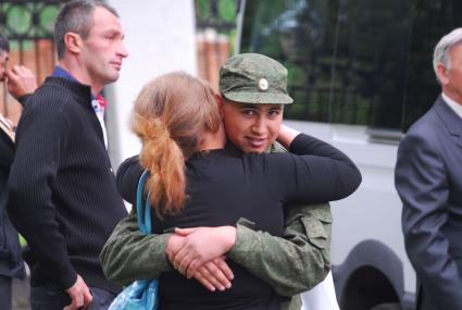 27 июня 2012 года в Туле состоялись торжественные проводы новобранцев, для службы на крейсере `Варяг`, тихоокеанского флота. На снимке: солдата провожает любимая девушка.