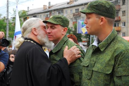 27 июня 2012 года в Туле состоялись торжественные проводы новобранцев, для службы на крейсере `Варяг`, тихоокеанского флота. На снимке: Священник целует солдата.