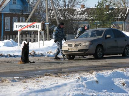 Фото к материалу о побеге осужденного Алексея Шестакова из 17-ой вологодской колонии на вертолете 22 марта 2012 года. На снимке: сотрудники правоохранительных органов проверяют документы у водителя.